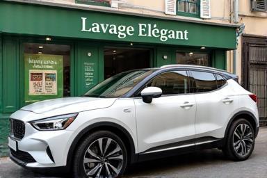 Voiture étincelante devant l’atelier Lavage Élégant, label écologique visible.